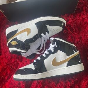 Air Jordan 1 Mid SE (GS)